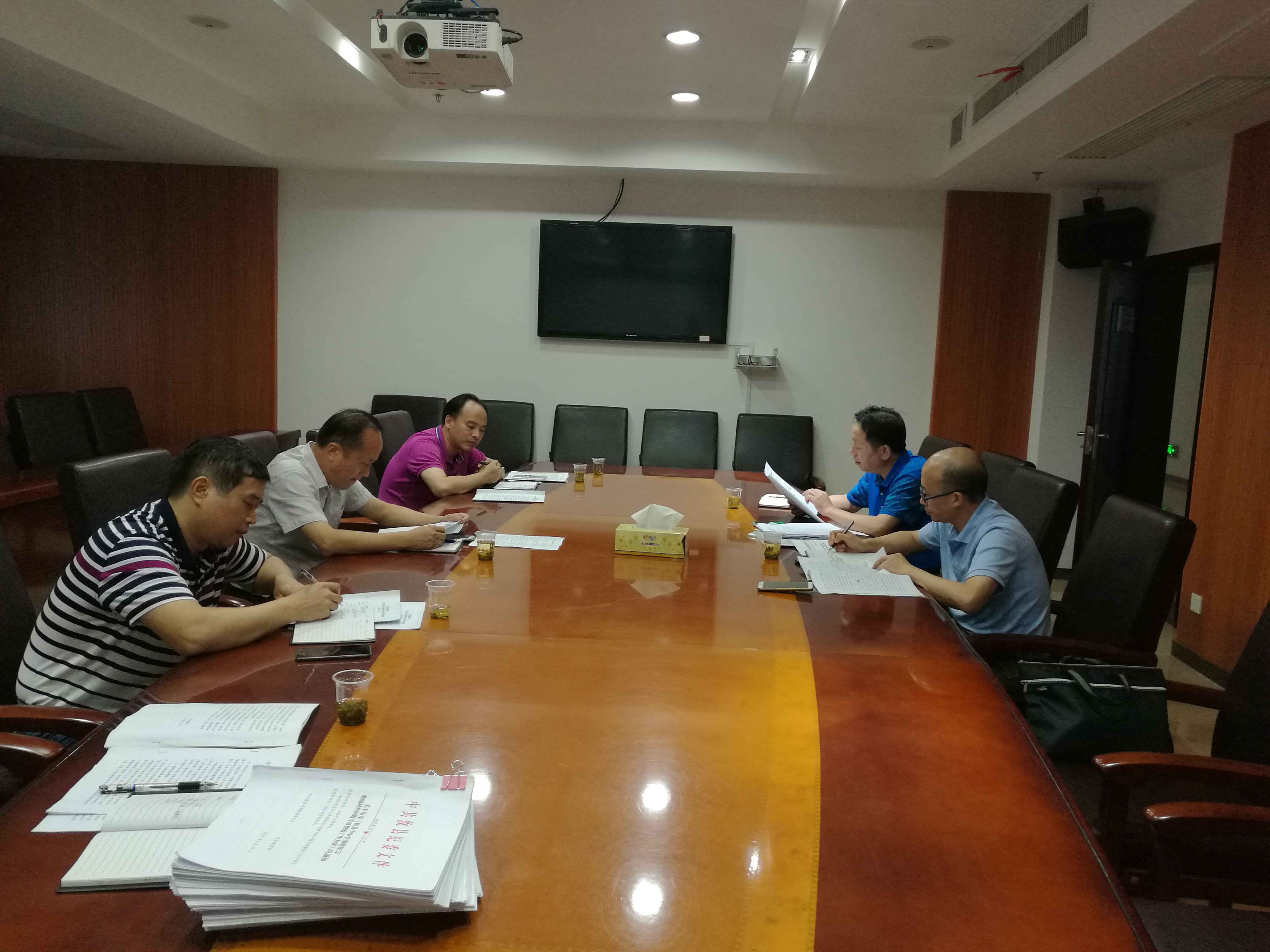 市专项整治办督查我县中小学违规征订教辅材料