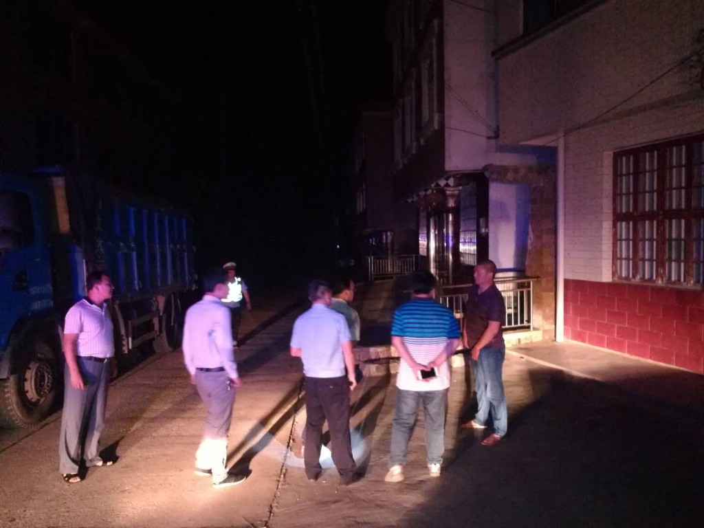 宁家坪镇深夜打击捣毁非法采山沙场