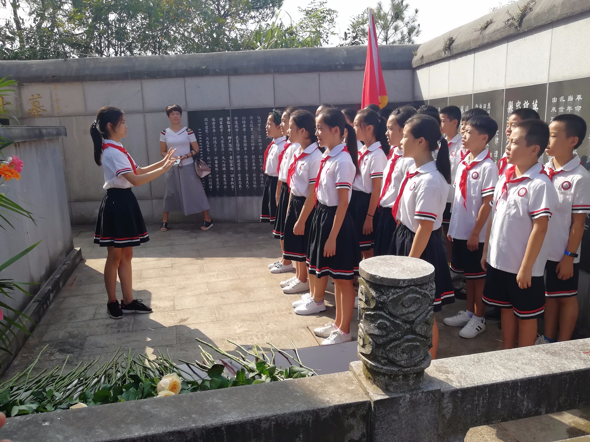 谭桥街道办事处举行迎接党的十九大谭龙烈士公祭活动